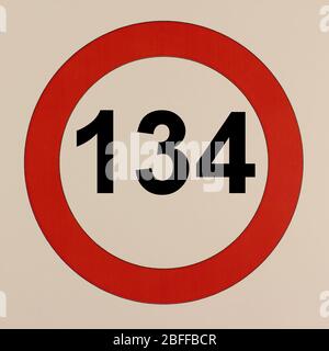 Illustration des Straßenverkehrszeichens 'maximum Geschwindigkeit 134 km pro Stunde' Banque D'Images
