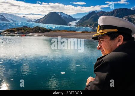 Luis Kochifas capitaine de Skorpios III croisière au glacier Amalia sur le bord du canal Sarmiento - glacier de Skua - Parc national Bernardo O'Higgins Banque D'Images