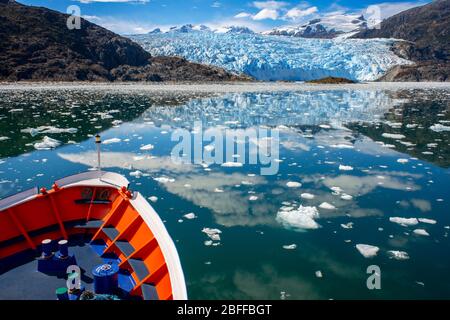 Croisière Skorpios III au glacier El Brujo sur le bord du canal Sarmiento dans le parc national de Bernardo O'Higgins, à Patagonia Chile fjords près de Puerto Banque D'Images