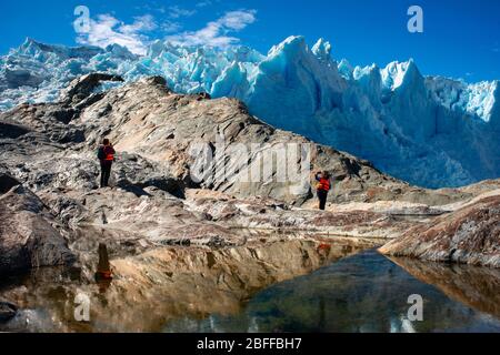 Les touristes de Skorpios III croisière au glacier El Brujo sur le bord de la Manche Sarmiento dans le parc national de Bernardo O'Higgins à Patagonia Chile fjords Banque D'Images