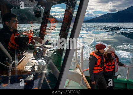 Les touristes à la croisière de brise-glace Capitan Constantino au Fjord Calvo sur le bord de la Manche Sarmiento dans le parc national de Bernardo O'Higgins en Patagonie Banque D'Images