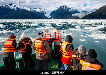 Les touristes à la croisière de brise-glace Capitan Constantino au Fjord Calvo sur le bord de la Manche Sarmiento dans le parc national de Bernardo O'Higgins en Patagonie Banque D'Images