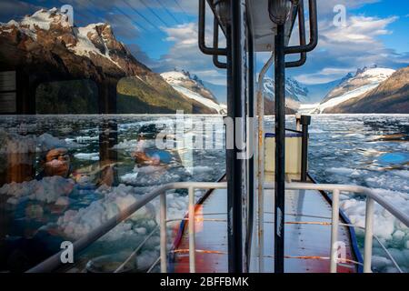 Croisière de brise-glace Capitan Constantino au Fjord Calvo sur le bord du canal Sarmiento dans le parc national Bernardo O'Higgins, dans le fjord de Patagonia Chili Banque D'Images