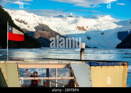 Croisière de brise-glace Capitan Constantino au Fjord Calvo sur le bord du canal Sarmiento dans le parc national Bernardo O'Higgins, dans le fjord de Patagonia Chili Banque D'Images