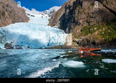 Les touristes de Skorpios III croisière sur le glacier d'Alsina sur le bord du canal Sarmiento dans le parc national de Bernardo O'Higgins à Patagonia Chili fjords n Banque D'Images