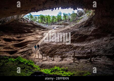 Bouche de l'immense grotte de Mylodon ou monument naturel de Cueva del Milodon une attraction de premier plan dans la région de Natales, Patagonia, au sud Banque D'Images