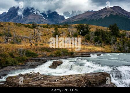 Cascada Paine ou Paine Cascade dans le parc national de Torres del Paine Puerto Natales, province d'Ultima Esperanza, Patagonia, Chili. Nation Torres del Paine Banque D'Images