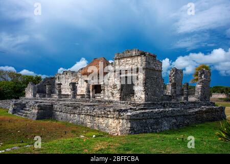 Ruines du temple maya à Tulum, Quintana Roo, Yucatan, Mexique. Tulum est le site d'une ville fortifiée maya précolombienne qui a servi de ma Banque D'Images