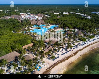 Vue aérienne du Grand Palladium White Sand Resort and Spa sur la Riviera Maya, la péninsule du Yucatan, Quintana Roo, la côte des Caraïbes, Mexique Banque D'Images