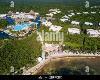 Vue aérienne du Grand Palladium White Sand Resort and Spa sur la Riviera Maya, la péninsule du Yucatan, Quintana Roo, la côte des Caraïbes, Mexique Banque D'Images