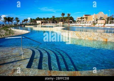 Piscine de TRS Grand Palladium White Sand Resort and Spa sur la Riviera Maya, la péninsule du Yucatan, Quintana Roo, la côte des Caraïbes, Mexique Banque D'Images