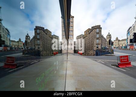 Edinburgh, Écosse, Royaume-Uni. 18 avril 2020. Vue sur les rues vides et les membres du public à l'extérieur un autre samedi pendant le verrouillage du coronavirus à Édimbourg. La promenade de Leith se reflète dans la fenêtre du magasin ne montre personne sur la rue. Iain Masterton/Alay Live News Banque D'Images