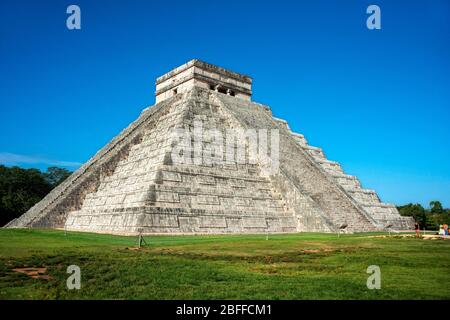 El Castillo, la Pyramide de Kukulkán, est le bâtiment le plus populaire de la Ruin maya de l'UNESCO du site archéologique de Chichen Itza péninsule du Yucatan, qui Banque D'Images