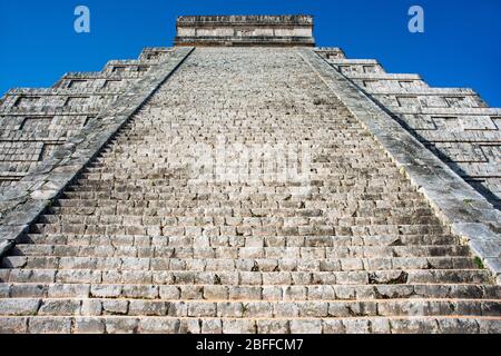 El Castillo, la Pyramide de Kukulkán, est le bâtiment le plus populaire de la Ruin maya de l'UNESCO du site archéologique de Chichen Itza péninsule du Yucatan, qui Banque D'Images