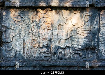 Détails des pétroglyphes maya du guerrier maya à Chichen Itza site archéologique dans la péninsule du Yucatan, Quintana Roo, côte des Caraïbes, Mexique Banque D'Images