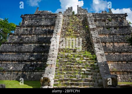 Escalier de pierre de la tombe de la pyramide des grands priles au site archéologique de Chichen Itza dans la péninsule du Yucatan, Quintana Roo, côte des Caraïbes, Mexique Banque D'Images