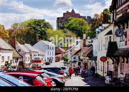 Village de Dunster à Somerset, Angleterre, Royaume-Uni avec le célèbre château en arrière-plan Banque D'Images