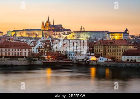 Le château de Prague panorama pendant l'heure d'or du pont Charles, Prague, République Tchèque Banque D'Images