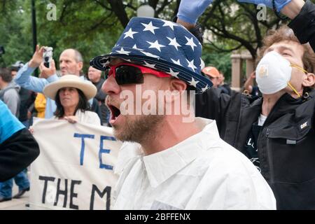 Quelques centaines de Texans ont fait floter les directives sociales de distanciation au Capitole du Texas lors d'un rassemblement "vous ne pouvez pas fermer l'Amérique" encouragé par le site Web Alt-droite Infowars. Les participants ont protesté contre les politiques gouvernementales visant à ralentir la propagation du coronavirus comme trop restrictive et comme une violation des droits constitutionnels des Américains. Banque D'Images