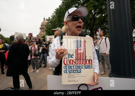 Austin, TX USA 18 avril 2020: Claudia Cuchia d'Austin parle à la foule comme quelques centaines de Texans flaent des directives sociales de distanciation dans un rallye inspiré d'InfoWars au Capitole du Texas où le fondateur Alex Jones encourage la foule avec la rhétorique de droite. GOV. Greg Abbott a annoncé vendredi des restrictions assouplies sur les affaires à partir de la semaine prochaine. Crédit: Bob Daemmrich/Alay Live News Banque D'Images