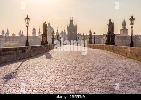 Pont médiéval en pierre Charles avec statues de saints dans une mince brume au lever du soleil, Prague, République tchèque Banque D'Images