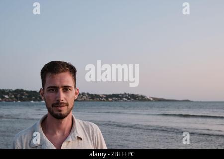 Un beau caucasien bronzer sur la plage de Solanas, Punta Ballena, Maldonado, Punta del Este, Uruguay Banque D'Images