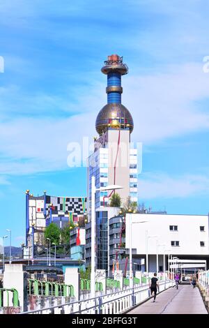 Vienne, Autriche. Usine d'incinération de déchets de Spittelau à Vienne (Vienne Energy). Façade conçue par Friedensreich Hundertwasser Banque D'Images