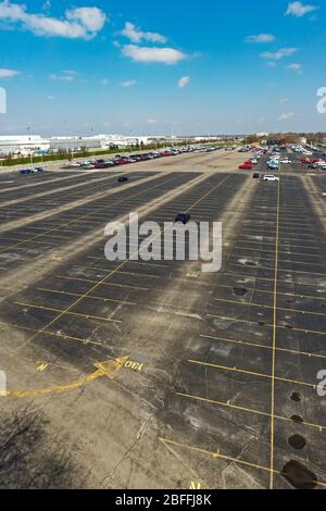 Detroit, Michigan, États-Unis. 18 avril 2020. Le parking presque vide où les camions et les voitures construits par Fiat Chrysler attendent normalement le transport aux concessionnaires. La cour est adjacente à l'usine d'assemblage Jefferson North de FCA. Les usines Fiat Chrysler, ainsi que celles de Ford et de General Motors, ont été fermées en raison de la pandémie de coronavirus. Crédit: Jim West/Alay Live News Banque D'Images