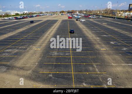 Detroit, Michigan, États-Unis. 18 avril 2020. Le parking presque vide où les camions et les voitures construits par Fiat Chrysler attendent normalement le transport aux concessionnaires. La cour est adjacente à l'usine d'assemblage Jefferson North de FCA. Les usines Fiat Chrysler, ainsi que celles de Ford et de General Motors, ont été fermées en raison de la pandémie de coronavirus. Crédit: Jim West/Alay Live News Banque D'Images