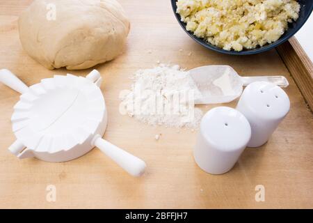 Cuisine nationale russe. Pierogi ou pyrohy, vareniki, servi avec du fromage cottage et des pommes de terre à bord. Boulettes crues faites de pâte dans du flou fait à la main Banque D'Images