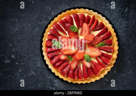 Plat de gâteau frais à la fraise du dessus sur le noir arrière-plan Banque D'Images