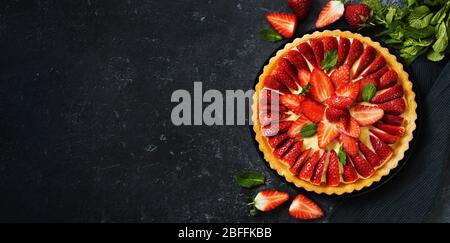 Vue de dessus du gâteau frais au flan aux fraises sur fond noir Banque D'Images