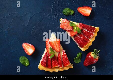 Deux tourteaux de fraise sur fond bleu Banque D'Images