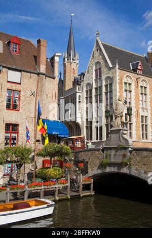 Statue de Saint Joannes Nepomucenus sur le pont Wollestraat, Bruges, Flandre Occidentale, Belgique, Europe Banque D'Images