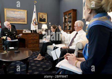 Washington, États-Unis d'Amérique. 14 avril 2020. Le vice-président Mike Pence rencontre des membres du Groupe de travail sur le coronavirus de la Maison Blanche le mardi 14 avril 2020, dans son bureau de l'aile ouest du peuple de la Maison Blanche: Le vice-président Mike Pence Credit: Groupe des médias sur les tempêtes/Alay Live News Banque D'Images