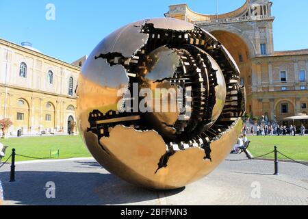 Sphère dans la sculpture de sphère dans la cour de la Pinecone aux musées du Vatican Banque D'Images