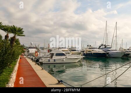 Vue panoramique sur le port touristique 'Portosole' de Sanremo sur la Riviera des fleurs avec yachts amarrés et voiliers, Imperia, Ligurie, Italie Banque D'Images