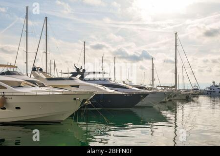 Des rangées de yachts de luxe amarrés dans le port touristique 'Portosole' ('Port du ') de Sanremo sur la Riviera des fleurs, Imperia, Ligurie, Italie Banque D'Images