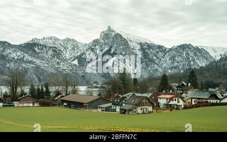 Petit village autrichien près du lac Traunsee avec montagne de neige Traunstein en Autriche Banque D'Images