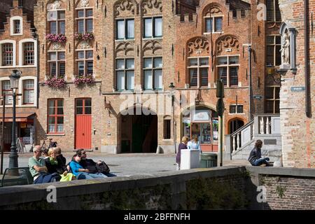 Bâtiments gothiques sur Van Eyck Plaza, Bruges, Flandre Occidentale, Belgique, Europe Banque D'Images