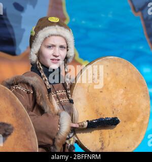 Femme enfant dansant avec du tambourine dans des vêtements de tradition habitants autochtones Kamchatka. Fête de concert Koryak fête nationale du Sceau Banque D'Images