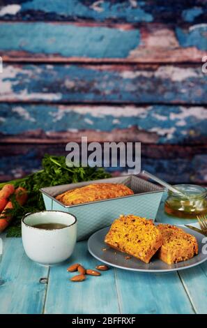 Cliché vertical de délicieux gâteau de carottes vegan sur bleu turquoise arrière-plan Banque D'Images