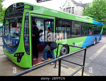 Bus et passagers Stagecoach à la gare routière de Cambridge. Banque D'Images