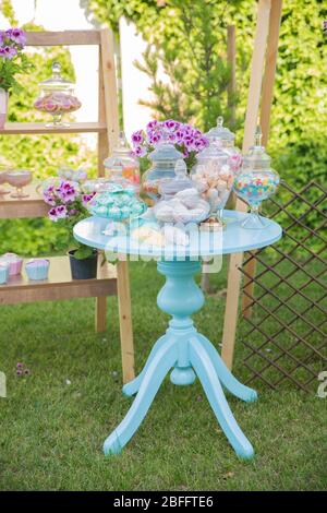 De nombreuses bonbons de différentes formes . Bonbons dans les bols . Gâteau de mariage aux baies dans la barre de bonbons blanche aqua table ronde . Banque D'Images