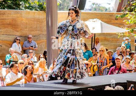 Lors d'un spectacle de fashions faits d'objets trouvés à Laguna Beach, CA, une femme modélise une tenue éclectique composée de magazines, de ruban adhésif, de fils et d'agrafes destinés à évoquer H.G. Wells' sci-fi roman 'The Time machine' en 1895. Elle a remporté le plus passionnant ensemble inspiré par Time machine Banque D'Images