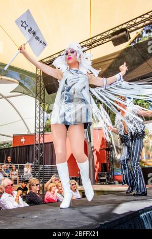 Lors d'un spectacle de fashions faits d'objets trouvés à Laguna Beach, CA, une femme modélise une tenue destinée à évoquer le riot Stonewall de 1969 à New York. Banque D'Images