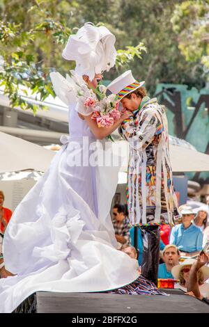 Lors d'un spectacle de modes faits d'objets trouvés à Laguna Beach, CA, un homme et une femme décrivent un couple de mariage. Banque D'Images