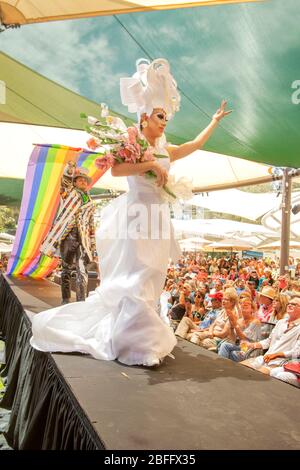 Lors d'un spectacle de modes faits d'objets trouvés à Laguna Beach, CA, un homme et une femme décrivent un couple de mariage. Banque D'Images