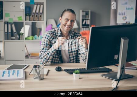 Photo de la main d'affaires un gars tenant des lunettes de vue toothy amical sourire bonne humeur comme son nouveau travail de promotion porter décontracté tenue fauteuil assis chaise Banque D'Images