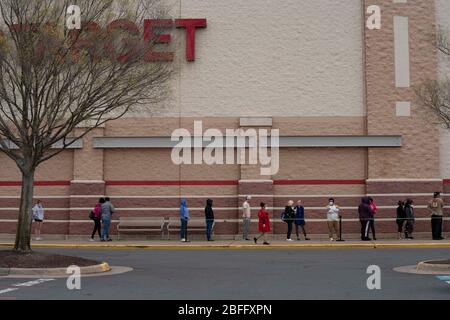 Falls Church, Virginie, États-Unis. 18 avril 2020. Les clients attendent en ligne d'entrer dans un magasin Target le samedi 18 avril 2020 à Falls Church, en Virginie, pendant la pandémie de coronavirus. Crédit: Sait Serkan Gurbuz/ZUMA Wire/Alay Live News Banque D'Images